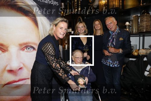 Noordwijk 28 oktober 2021
Boekrpresentatie van Erica Meiland in de winkel van Montana. Aanwezig Martien Meiland Maxime Meiland met claire en Vive. Ook Montana en haar vriend Dirk Hoogstraten zijn er natuurlijk. Erica geeft het boek dat geschreven is door Jan Dijkgraaf aan haar 92 jarige moeder.