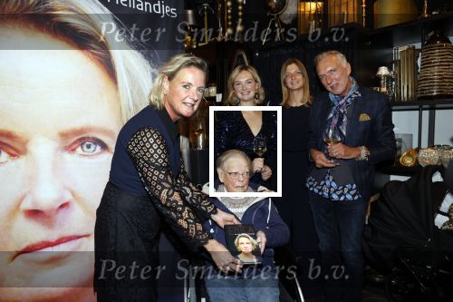 Noordwijk 28 oktober 2021
Boekrpresentatie van Erica Meiland in de winkel van Montana. Aanwezig Martien Meiland Maxime Meiland met claire en Vive. Ook Montana en haar vriend Dirk Hoogstraten zijn er natuurlijk. Erica geeft het boek dat geschreven is door Jan Dijkgraaf aan haar 92 jarige moeder.
