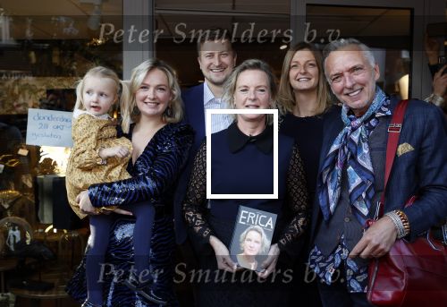 Noordwijk 28 oktober 2021
Boekrpresentatie van Erica Meiland in de winkel van Montana. Aanwezig Martien Meiland Maxime Meiland met claire en Vive. Ook Montana en haar vriend Dirk Hoogstraten zijn er natuurlijk. Erica geeft het boek dat geschreven is door Jan Dijkgraaf aan haar 92 jarige moeder.