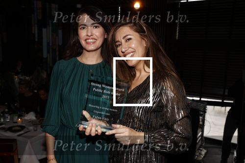 Amsterdam 1 november 2021
Lunch en uitreiking stong woman award in apollo hotel. Fidan Ekiz werd winnaar . Fidan met haar zus