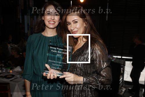 Amsterdam 1 november 2021
Lunch en uitreiking stong woman award in apollo hotel. Fidan Ekiz werd winnaar . Fidan met haar zus