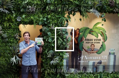 Amsterdam 6 november 2021
Freek Vonk bij zijn pop up store voor zijn nieuwe boek