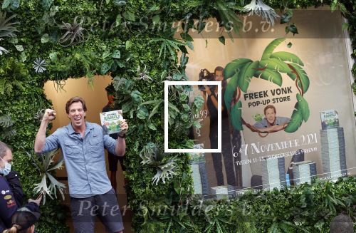 Amsterdam 6 november 2021
Freek Vonk bij zijn pop up store voor zijn nieuwe boek