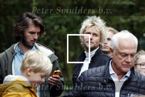Alphen aan de Rijn 10 november 2021
Prinses Irene opent de Nationale Boomfeestdag. Samen met haar zoon prins Carlos, haar dochter prinses Margarita, schoondochter Viktoria en kleinkinderen plantte ze een Levensboom (een populier) in haar eigen Prinses IreneBos. Sterre Koning trad op . De band Friday