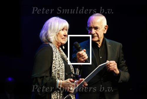 Amsterdam 24 oktober 2021
Willeke Alberti krijgt de blijvend applaus prijs in de kleine  Komedie. Zoon Johnny de Mol is ook aanwezig. Frits Spits reikt de prijs uit