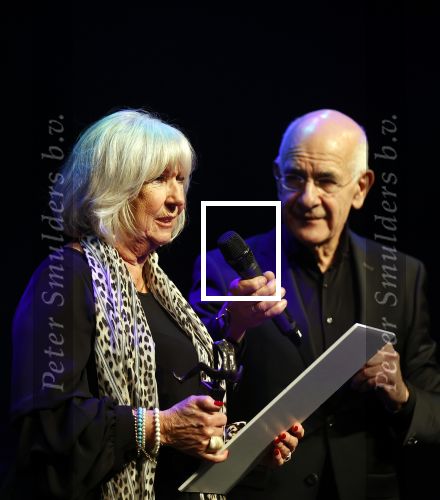 Amsterdam 24 oktober 2021
Willeke Alberti krijgt de blijvend applaus prijs in de kleine  Komedie. Zoon Johnny de Mol is ook aanwezig. Frits Spits reikt de prijs uit