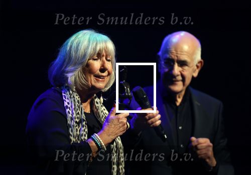 Amsterdam 24 oktober 2021
Willeke Alberti krijgt de blijvend applaus prijs in de kleine  Komedie. Zoon Johnny de Mol is ook aanwezig. Frits Spits reikt de prijs uit