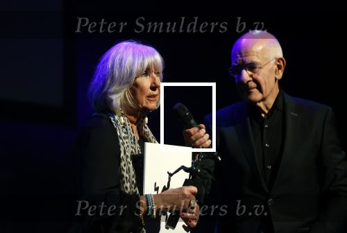 Amsterdam 24 oktober 2021
Willeke Alberti krijgt de blijvend applaus prijs in de kleine  Komedie. Zoon Johnny de Mol is ook aanwezig. Frits Spits reikt de prijs uit