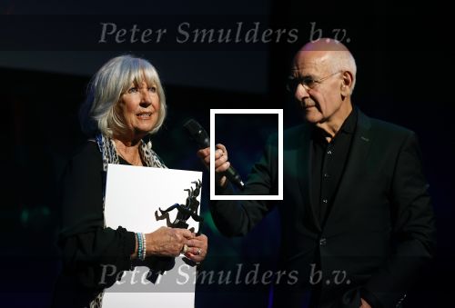 Amsterdam 24 oktober 2021
Willeke Alberti krijgt de blijvend applaus prijs in de kleine  Komedie. Zoon Johnny de Mol is ook aanwezig. Frits Spits reikt de prijs uit