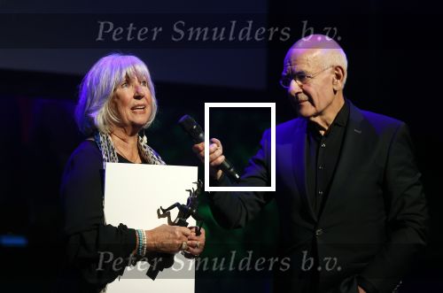 Amsterdam 24 oktober 2021
Willeke Alberti krijgt de blijvend applaus prijs in de kleine  Komedie. Zoon Johnny de Mol is ook aanwezig. Frits Spits reikt de prijs uit
