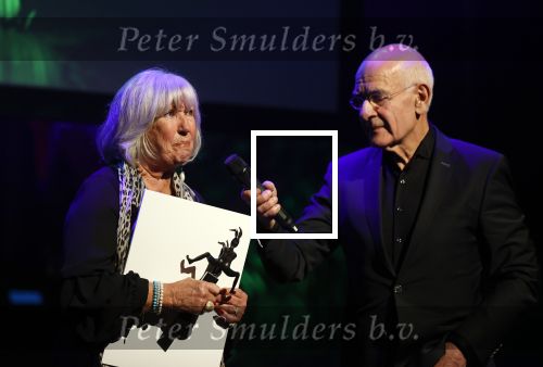 Amsterdam 24 oktober 2021
Willeke Alberti krijgt de blijvend applaus prijs in de kleine  Komedie. Zoon Johnny de Mol is ook aanwezig. Frits Spits reikt de prijs uit