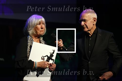 Amsterdam 24 oktober 2021
Willeke Alberti krijgt de blijvend applaus prijs in de kleine  Komedie. Zoon Johnny de Mol is ook aanwezig. Frits Spits reikt de prijs uit