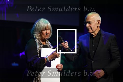 Amsterdam 24 oktober 2021
Willeke Alberti krijgt de blijvend applaus prijs in de kleine  Komedie. Zoon Johnny de Mol is ook aanwezig. Frits Spits reikt de prijs uit