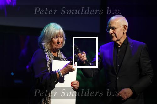 Amsterdam 24 oktober 2021
Willeke Alberti krijgt de blijvend applaus prijs in de kleine  Komedie. Zoon Johnny de Mol is ook aanwezig. Frits Spits reikt de prijs uit