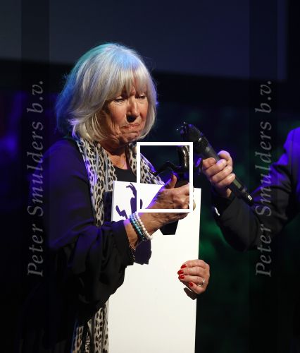 Amsterdam 24 oktober 2021
Willeke Alberti krijgt de blijvend applaus prijs in de kleine  Komedie. Zoon Johnny de Mol is ook aanwezig. Frits Spits reikt de prijs uit