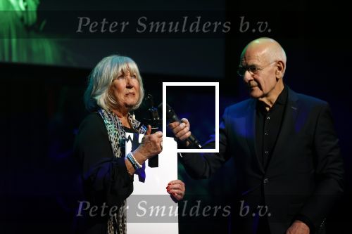 Amsterdam 24 oktober 2021
Willeke Alberti krijgt de blijvend applaus prijs in de kleine  Komedie. Zoon Johnny de Mol is ook aanwezig. Frits Spits reikt de prijs uit