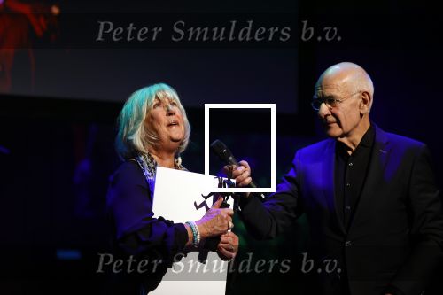 Amsterdam 24 oktober 2021
Willeke Alberti krijgt de blijvend applaus prijs in de kleine  Komedie. Zoon Johnny de Mol is ook aanwezig. Frits Spits reikt de prijs uit
