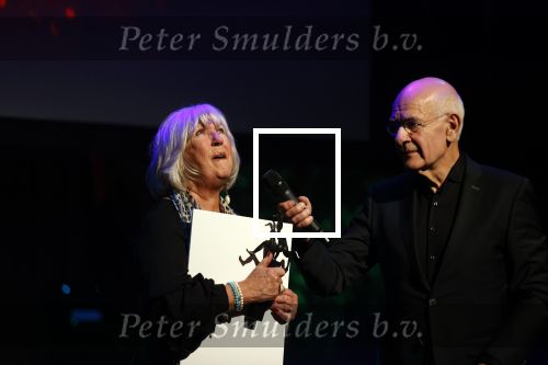 Amsterdam 24 oktober 2021
Willeke Alberti krijgt de blijvend applaus prijs in de kleine  Komedie. Zoon Johnny de Mol is ook aanwezig. Frits Spits reikt de prijs uit