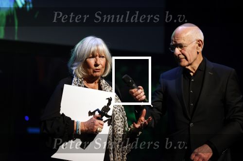Amsterdam 24 oktober 2021
Willeke Alberti krijgt de blijvend applaus prijs in de kleine  Komedie. Zoon Johnny de Mol is ook aanwezig. Frits Spits reikt de prijs uit