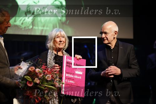 Amsterdam 24 oktober 2021
Willeke Alberti krijgt de blijvend applaus prijs in de kleine  Komedie. Zoon Johnny de Mol is ook aanwezig. Frits Spits reikt de prijs uit