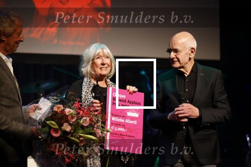 Amsterdam 24 oktober 2021
Willeke Alberti krijgt de blijvend applaus prijs in de kleine  Komedie. Zoon Johnny de Mol is ook aanwezig. Frits Spits reikt de prijs uit