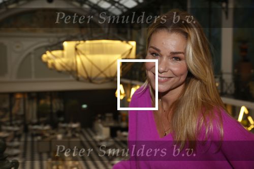 Amsterdam 30 oktober 2021
Boekpresentatie Jim bakkum in hotel Krasnapolsy.
Jim reikt het eerste boek uit aan zijn kinderen. Ook zijn vrouw Bettina Holwerda is natuurlijk aanwezig. Froukje de Both kwam met haar dochter Emma en partner Jordy