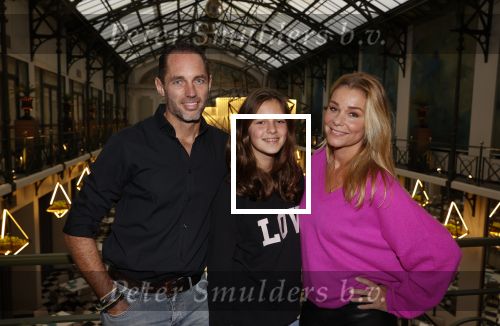 Amsterdam 30 oktober 2021
Boekpresentatie Jim bakkum in hotel Krasnapolsy.
Jim reikt het eerste boek uit aan zijn kinderen. Ook zijn vrouw Bettina Holwerda is natuurlijk aanwezig. Froukje de Both kwam met haar dochter Emma en partner Jordy