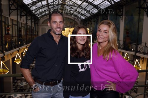 Amsterdam 30 oktober 2021
Boekpresentatie Jim bakkum in hotel Krasnapolsy.
Jim reikt het eerste boek uit aan zijn kinderen. Ook zijn vrouw Bettina Holwerda is natuurlijk aanwezig. Froukje de Both kwam met haar dochter Emma en partner Jordy