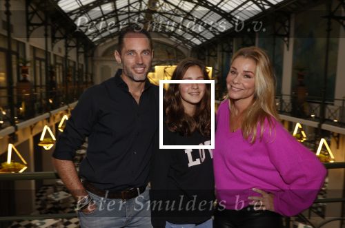 Amsterdam 30 oktober 2021
Boekpresentatie Jim bakkum in hotel Krasnapolsy.
Jim reikt het eerste boek uit aan zijn kinderen. Ook zijn vrouw Bettina Holwerda is natuurlijk aanwezig. Froukje de Both kwam met haar dochter Emma en partner Jordy