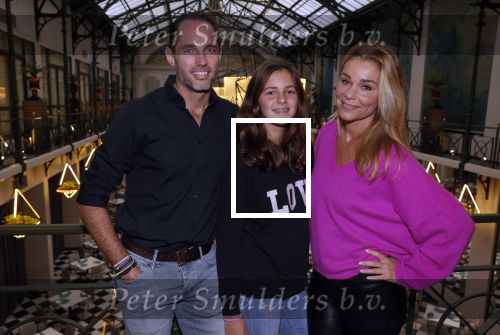 Amsterdam 30 oktober 2021
Boekpresentatie Jim bakkum in hotel Krasnapolsy.
Jim reikt het eerste boek uit aan zijn kinderen. Ook zijn vrouw Bettina Holwerda is natuurlijk aanwezig. Froukje de Both kwam met haar dochter Emma en partner Jordy