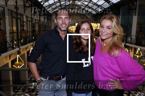 Amsterdam 30 oktober 2021
Boekpresentatie Jim bakkum in hotel Krasnapolsy.
Jim reikt het eerste boek uit aan zijn kinderen. Ook zijn vrouw Bettina Holwerda is natuurlijk aanwezig. Froukje de Both kwam met haar dochter Emma en partner Jordy