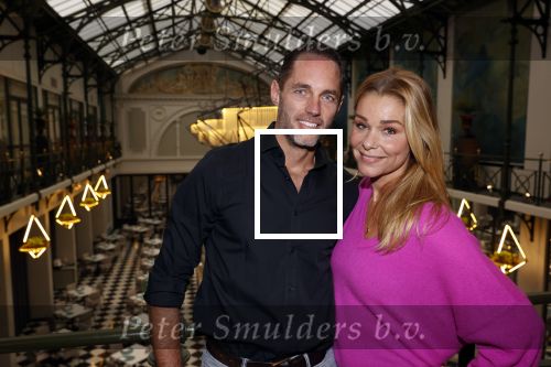 Amsterdam 30 oktober 2021
Boekpresentatie Jim bakkum in hotel Krasnapolsy.
Jim reikt het eerste boek uit aan zijn kinderen. Ook zijn vrouw Bettina Holwerda is natuurlijk aanwezig. Froukje de Both kwam met haar dochter Emma en partner Jordy