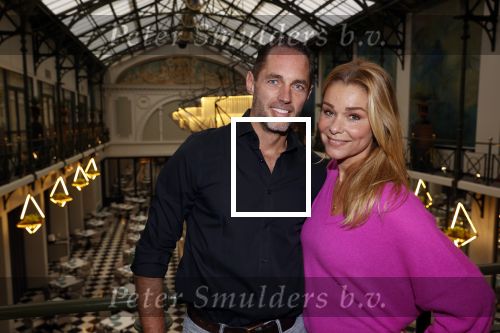 Amsterdam 30 oktober 2021
Boekpresentatie Jim bakkum in hotel Krasnapolsy.
Jim reikt het eerste boek uit aan zijn kinderen. Ook zijn vrouw Bettina Holwerda is natuurlijk aanwezig. Froukje de Both kwam met haar dochter Emma en partner Jordy