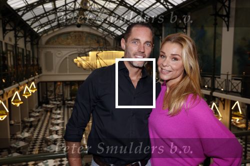 Amsterdam 30 oktober 2021
Boekpresentatie Jim bakkum in hotel Krasnapolsy.
Jim reikt het eerste boek uit aan zijn kinderen. Ook zijn vrouw Bettina Holwerda is natuurlijk aanwezig. Froukje de Both kwam met haar dochter Emma en partner Jordy