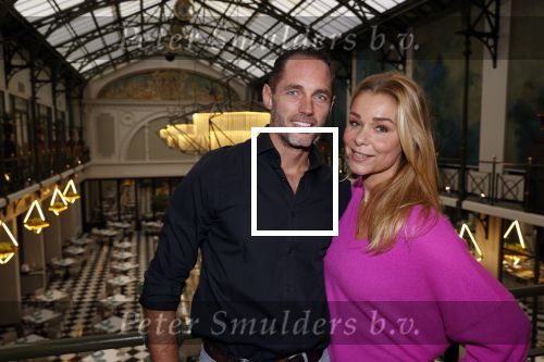 Amsterdam 30 oktober 2021
Boekpresentatie Jim bakkum in hotel Krasnapolsy.
Jim reikt het eerste boek uit aan zijn kinderen. Ook zijn vrouw Bettina Holwerda is natuurlijk aanwezig. Froukje de Both kwam met haar dochter Emma en partner Jordy
