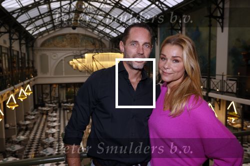 Amsterdam 30 oktober 2021
Boekpresentatie Jim bakkum in hotel Krasnapolsy.
Jim reikt het eerste boek uit aan zijn kinderen. Ook zijn vrouw Bettina Holwerda is natuurlijk aanwezig. Froukje de Both kwam met haar dochter Emma en partner Jordy