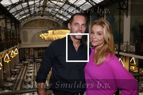 Amsterdam 30 oktober 2021
Boekpresentatie Jim bakkum in hotel Krasnapolsy.
Jim reikt het eerste boek uit aan zijn kinderen. Ook zijn vrouw Bettina Holwerda is natuurlijk aanwezig. Froukje de Both kwam met haar dochter Emma en partner Jordy
