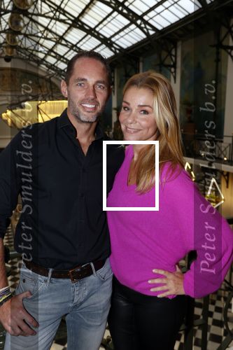 Amsterdam 30 oktober 2021
Boekpresentatie Jim bakkum in hotel Krasnapolsy.
Jim reikt het eerste boek uit aan zijn kinderen. Ook zijn vrouw Bettina Holwerda is natuurlijk aanwezig. Froukje de Both kwam met haar dochter Emma en partner Jordy