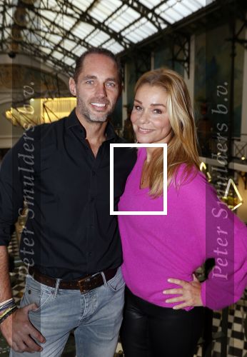 Amsterdam 30 oktober 2021
Boekpresentatie Jim bakkum in hotel Krasnapolsy.
Jim reikt het eerste boek uit aan zijn kinderen. Ook zijn vrouw Bettina Holwerda is natuurlijk aanwezig. Froukje de Both kwam met haar dochter Emma en partner Jordy