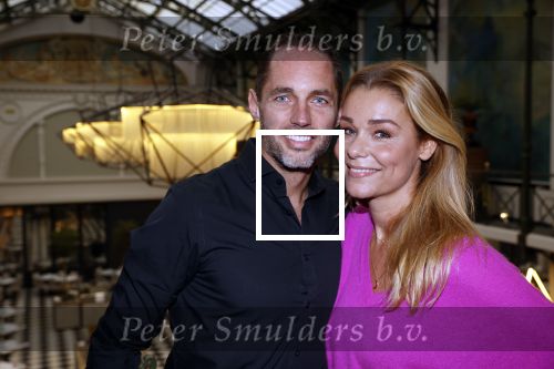Amsterdam 30 oktober 2021
Boekpresentatie Jim bakkum in hotel Krasnapolsy.
Jim reikt het eerste boek uit aan zijn kinderen. Ook zijn vrouw Bettina Holwerda is natuurlijk aanwezig. Froukje de Both kwam met haar dochter Emma en partner Jordy