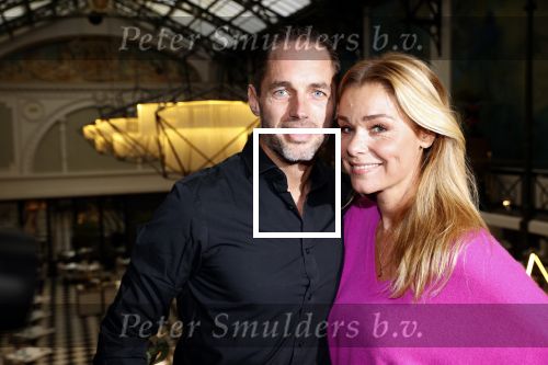 Amsterdam 30 oktober 2021
Boekpresentatie Jim bakkum in hotel Krasnapolsy.
Jim reikt het eerste boek uit aan zijn kinderen. Ook zijn vrouw Bettina Holwerda is natuurlijk aanwezig. Froukje de Both kwam met haar dochter Emma en partner Jordy