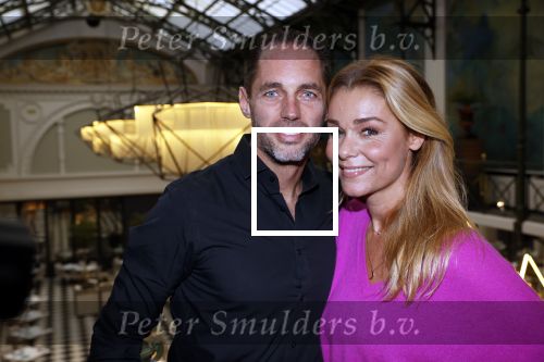 Amsterdam 30 oktober 2021
Boekpresentatie Jim bakkum in hotel Krasnapolsy.
Jim reikt het eerste boek uit aan zijn kinderen. Ook zijn vrouw Bettina Holwerda is natuurlijk aanwezig. Froukje de Both kwam met haar dochter Emma en partner Jordy