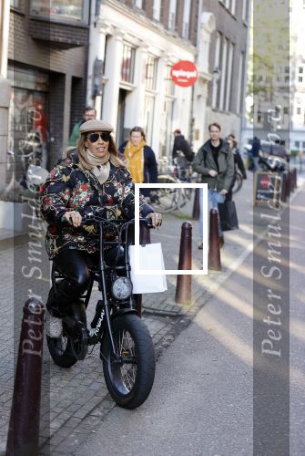 Amsterdam 24 oktober 2021
Glennis Grace op haar electrische KNAAP bike