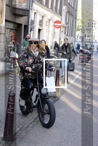 Amsterdam 24 oktober 2021
Glennis Grace op haar electrische KNAAP bike