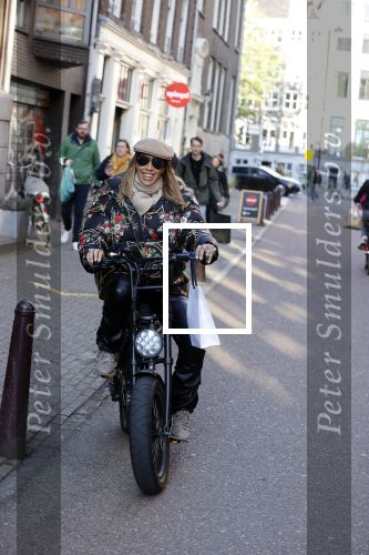 Amsterdam 24 oktober 2021
Glennis Grace op haar electrische KNAAP bike