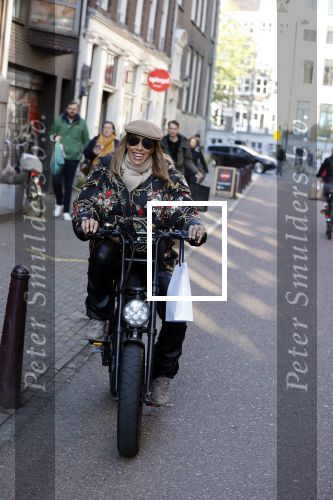Amsterdam 24 oktober 2021
Glennis Grace op haar electrische KNAAP bike