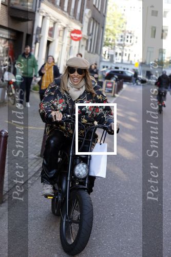 Amsterdam 24 oktober 2021
Glennis Grace op haar electrische KNAAP bike