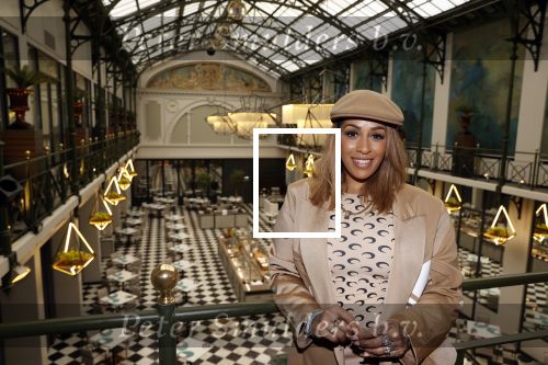 Amsterdam 30 oktober 2021
Boekpresentatie Jim bakkum in hotel Krasnapolsy.
Jim reikt het eerste boek uit aan zijn kinderen. Ook zijn vrouw Bettina Holwerda is natuurlijk aanwezig. Glennis Grace
