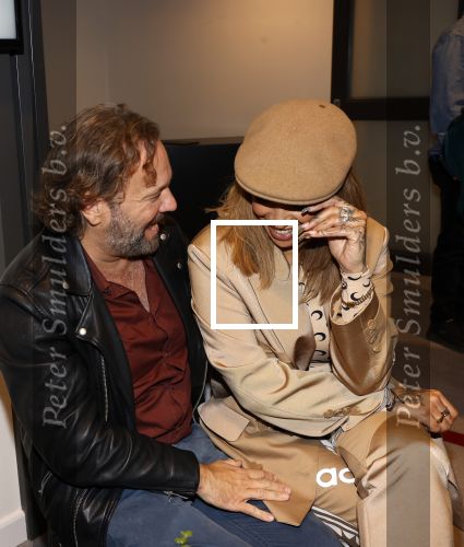 Amsterdam 30 oktober 2021
Boekpresentatie Jim bakkum in hotel Krasnapolsy.
Jim reikt het eerste boek uit aan zijn kinderen. Ook zijn vrouw Bettina Holwerda is natuurlijk aanwezig. Glennis Grace en Carlo Boszhard