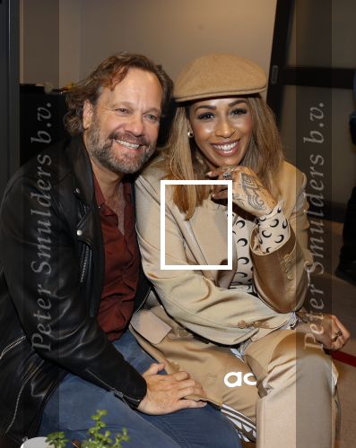 Amsterdam 30 oktober 2021
Boekpresentatie Jim bakkum in hotel Krasnapolsy.
Jim reikt het eerste boek uit aan zijn kinderen. Ook zijn vrouw Bettina Holwerda is natuurlijk aanwezig. Glennis Grace en Carlo Boszhard